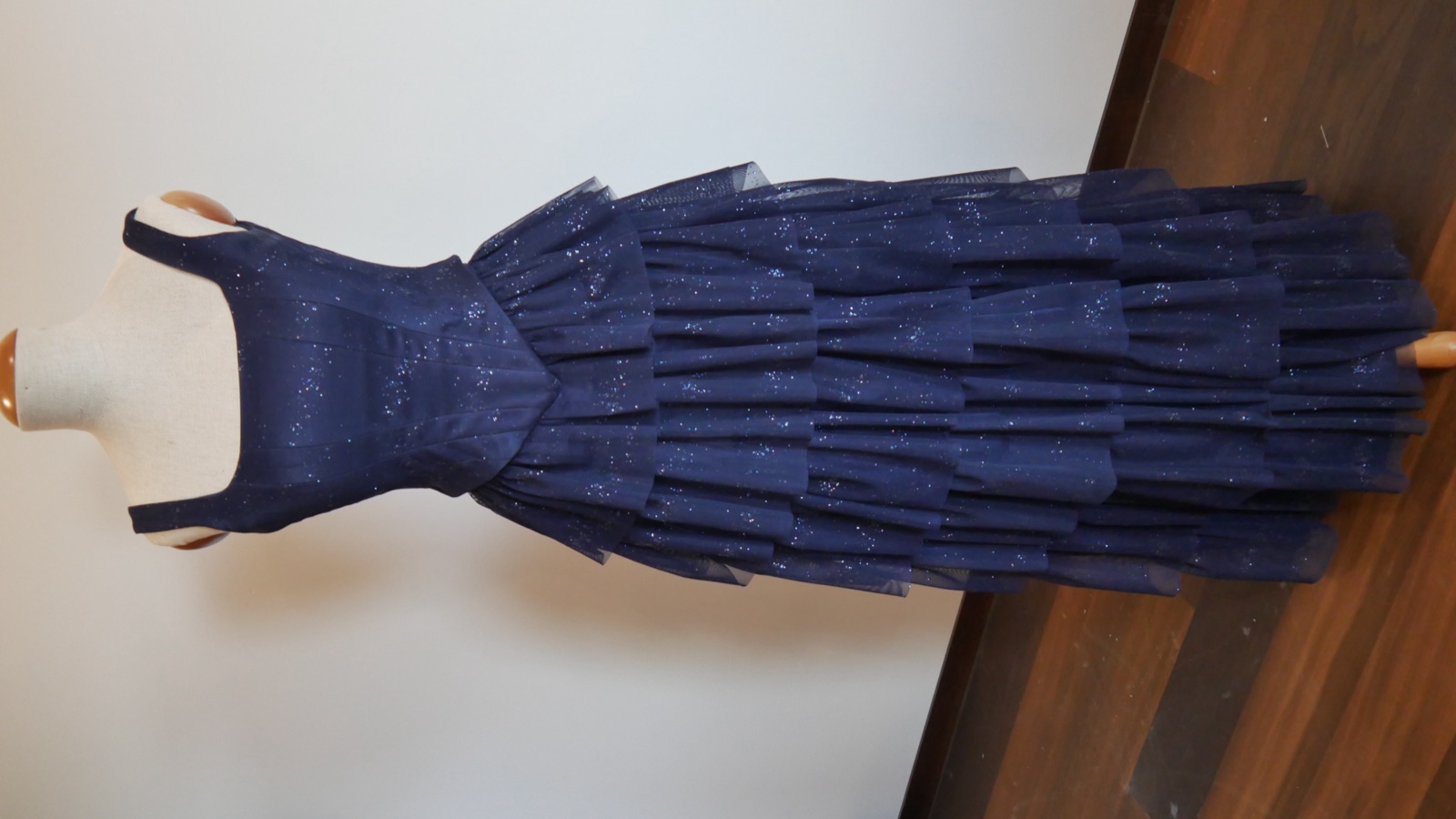 Marineblaues Abendkleid mit Glitzertüll und gestuftem Volantrock
