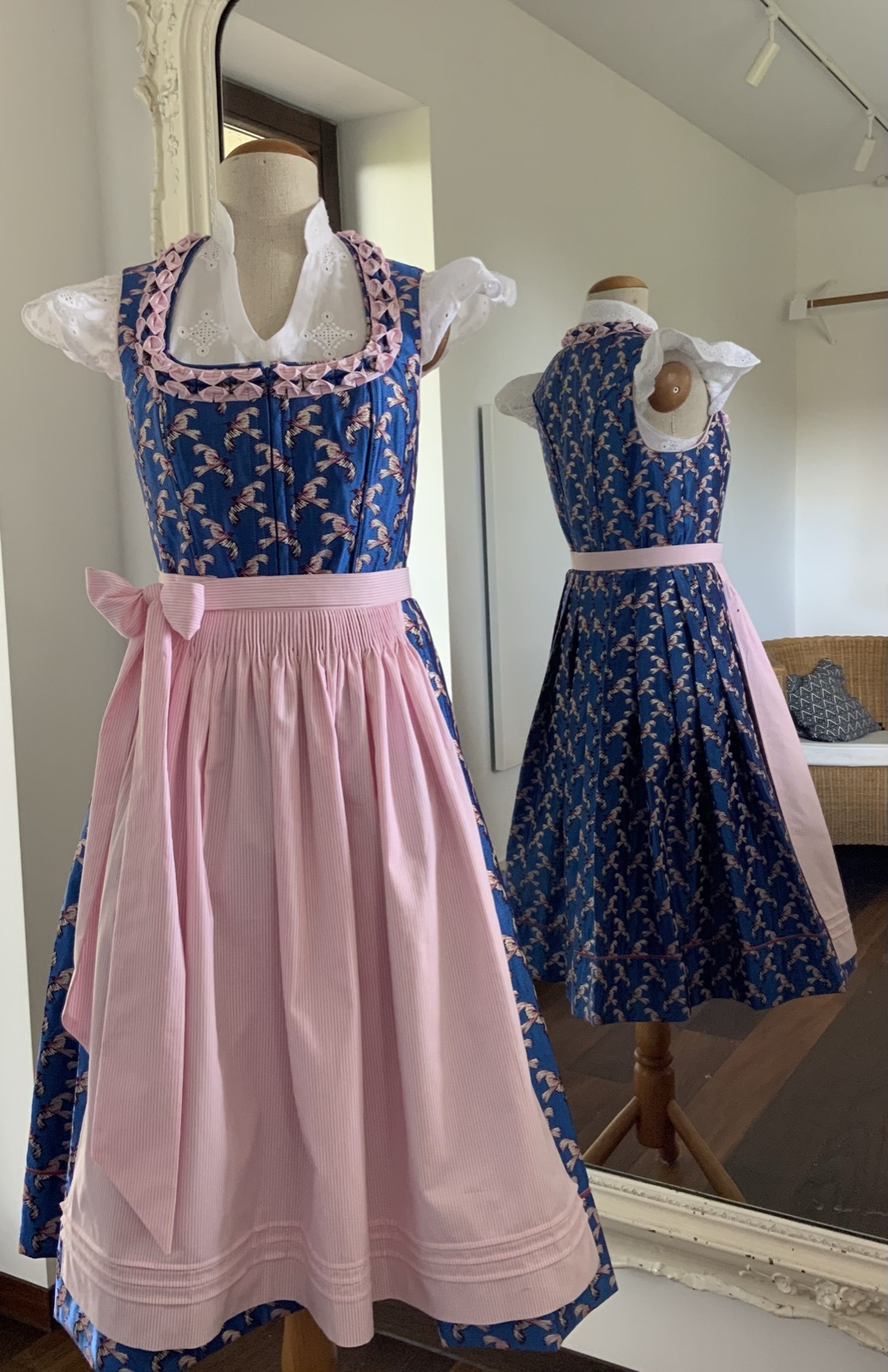 Maßgefertigtes Dirndl mit rosa Schürze