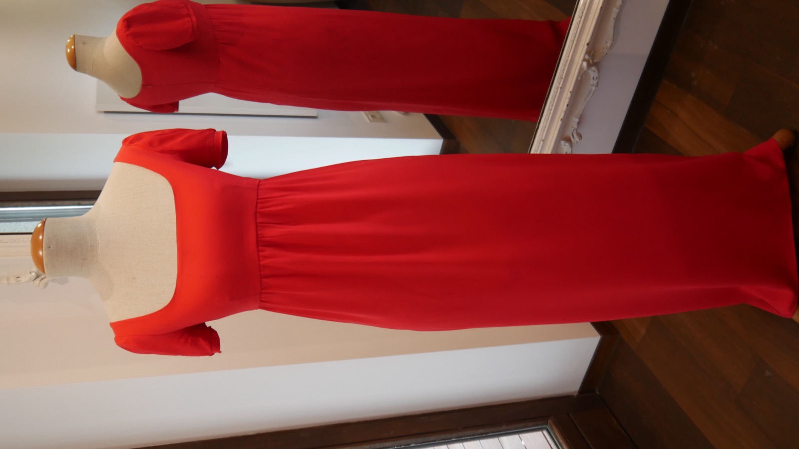 Langes rotes Kleid mit Puffärmeln im Empirestil