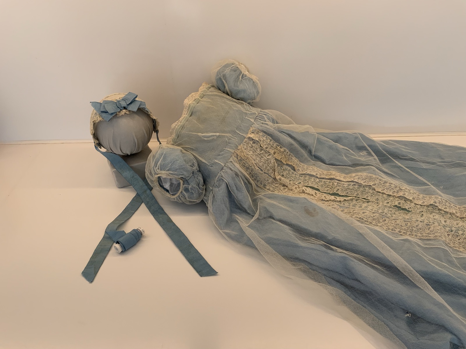 Taufkleid-Restaurierung, Haube und Details