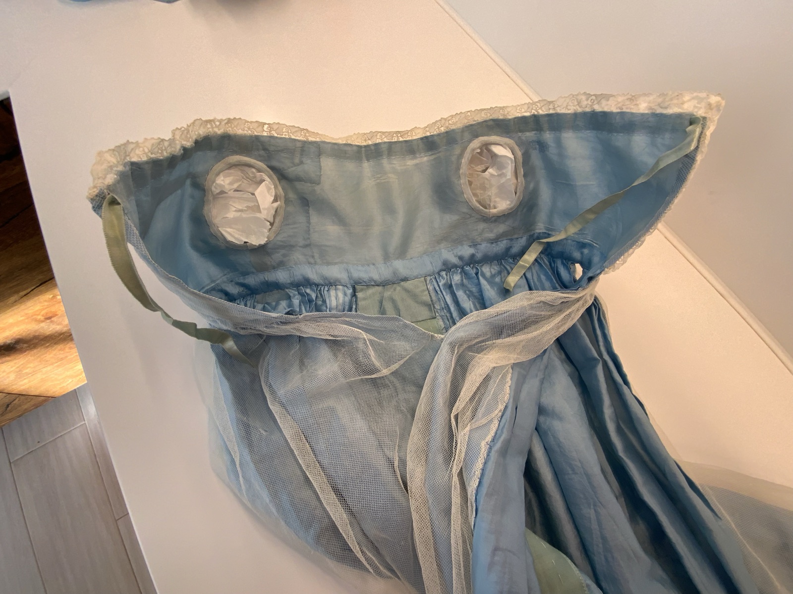 Restauriertes Taufkleid aus Spitze und Tüll